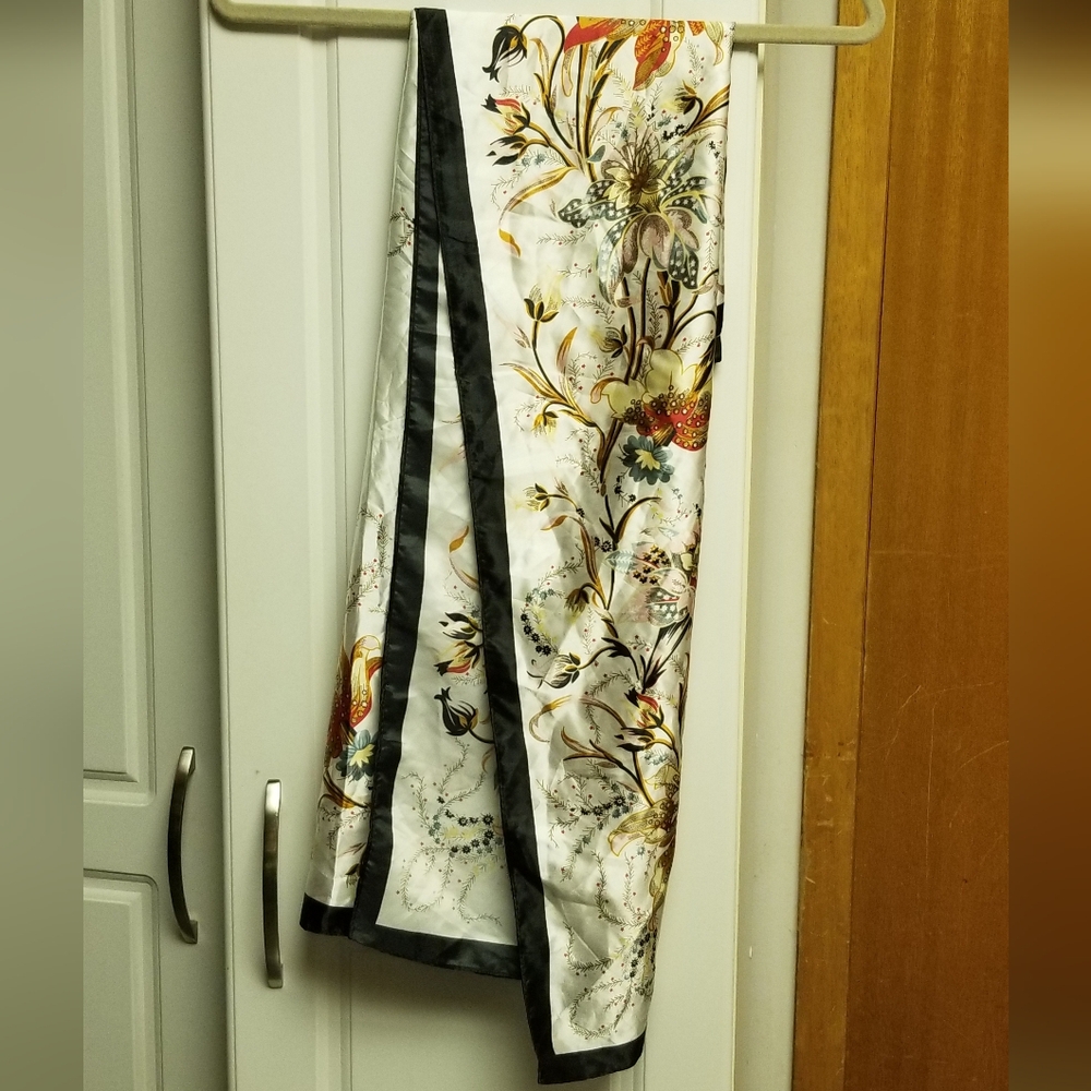 🍁🌺🧣Unbranded satin patterned scarf